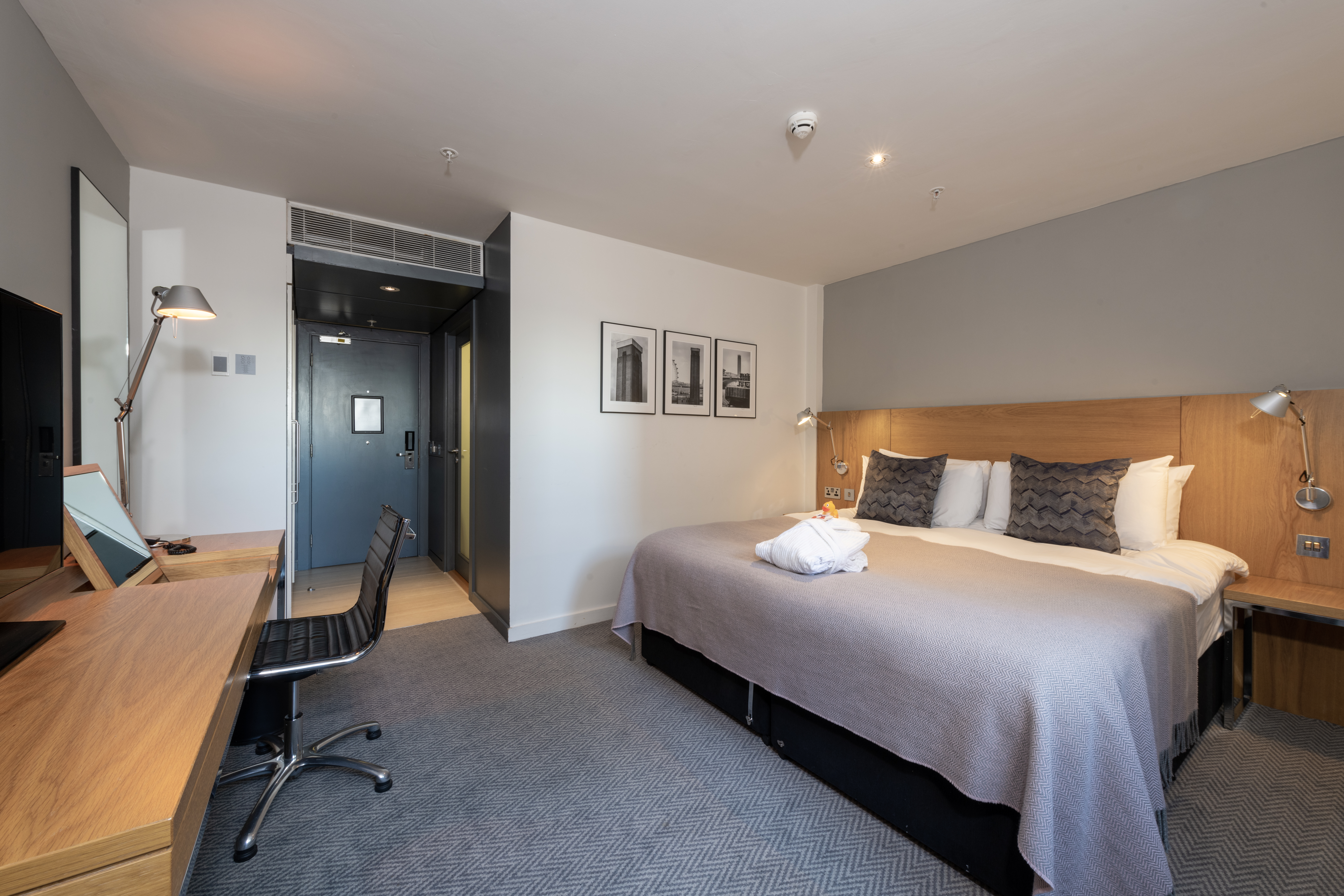 apex city of london hotel room