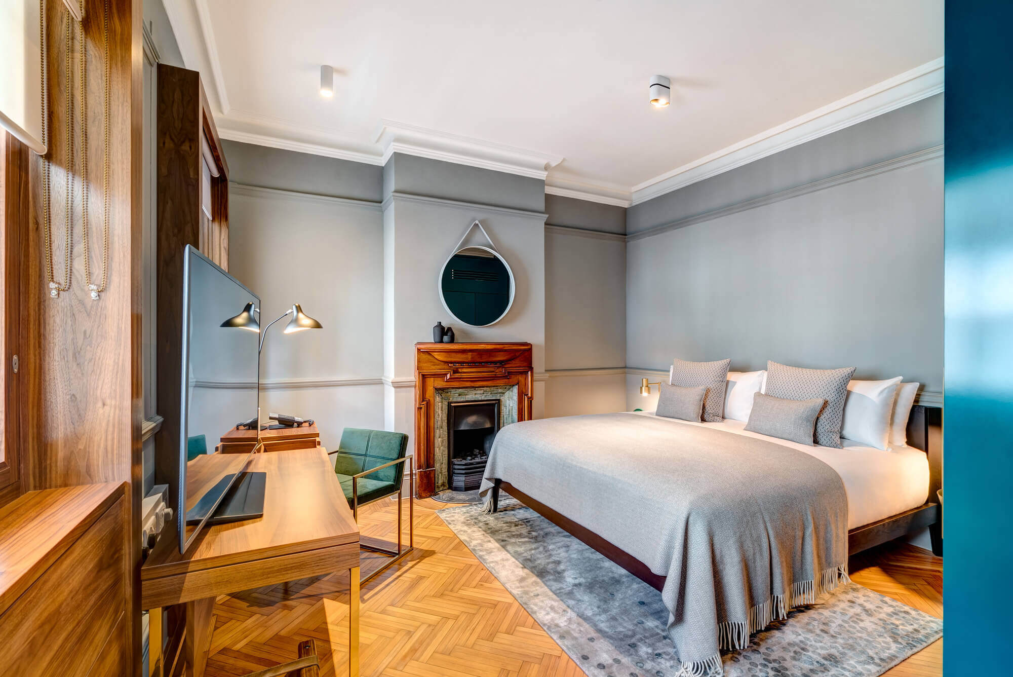Guest bedroom for a Sunday overnight stay at an Apex Hotel